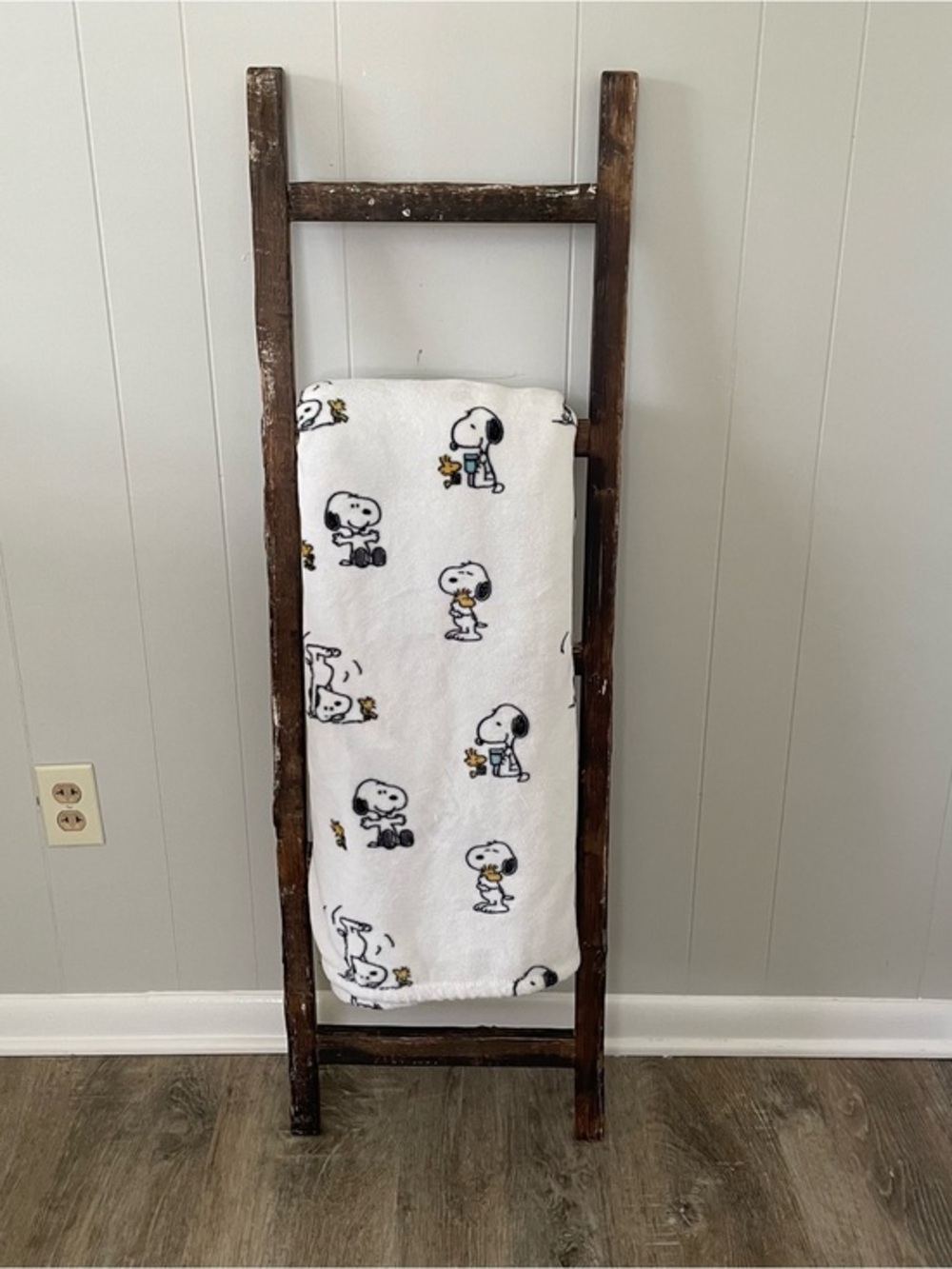 Peanuts Snoopy Fleece Blanket White 3’11” x 5’8” Woodstock